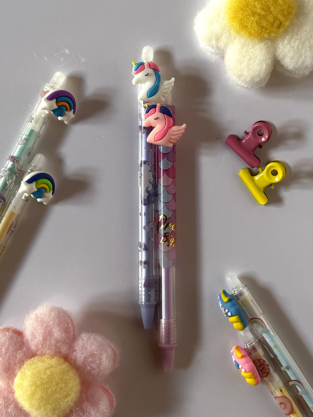 Tre set differenti composti ciascuno da due penne gel Kawaii nei temi Unicorno Alato, Cupcake e Arcobaleno Stellato, con fusti color pastello e dettagli tridimensionali sulla parte superiore.