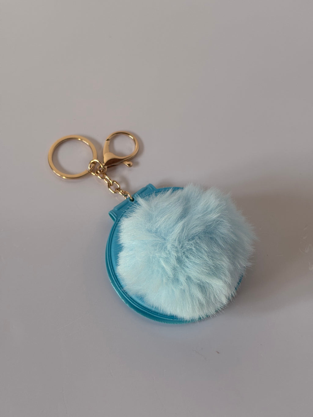 Portachiavi Specchietto compatto "Glow & Go" - Bag Charm con Pompon Soft Touch