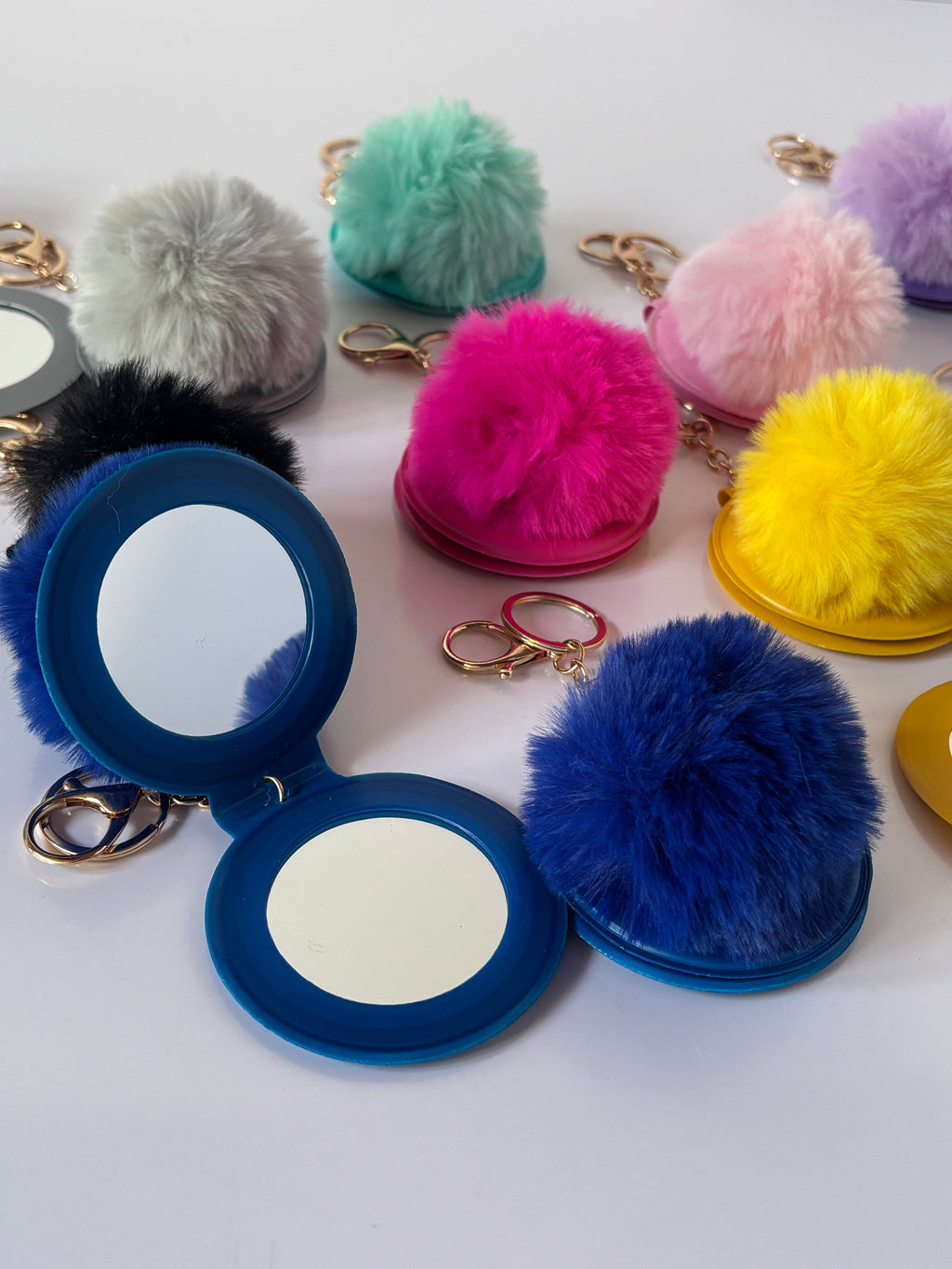 Portachiavi Specchietto compatto "Glow & Go" - Bag Charm con Pompon Soft Touch