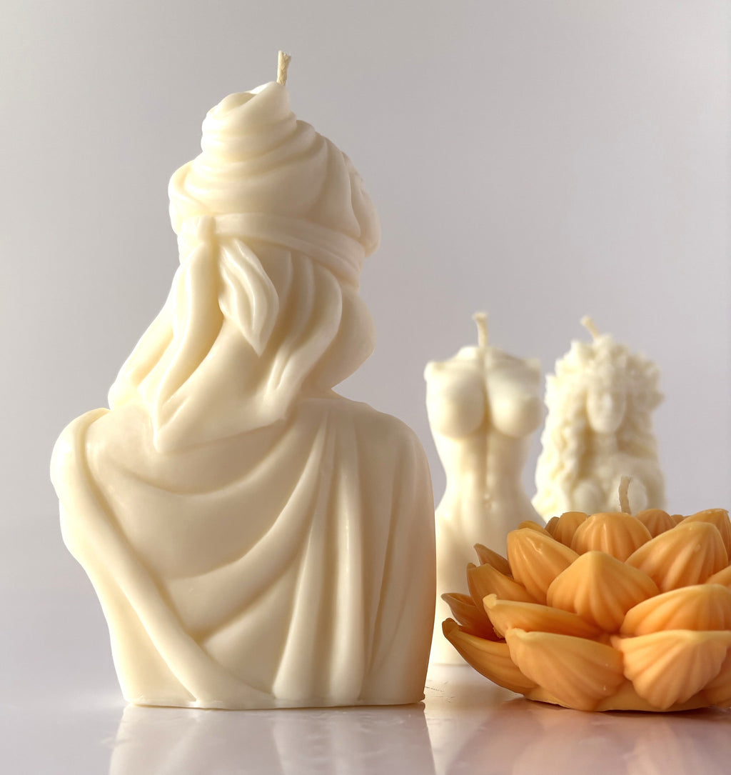 Candela Artigianale Scultorea "Lady Justice" - Profumo Fiori di Ciliegio