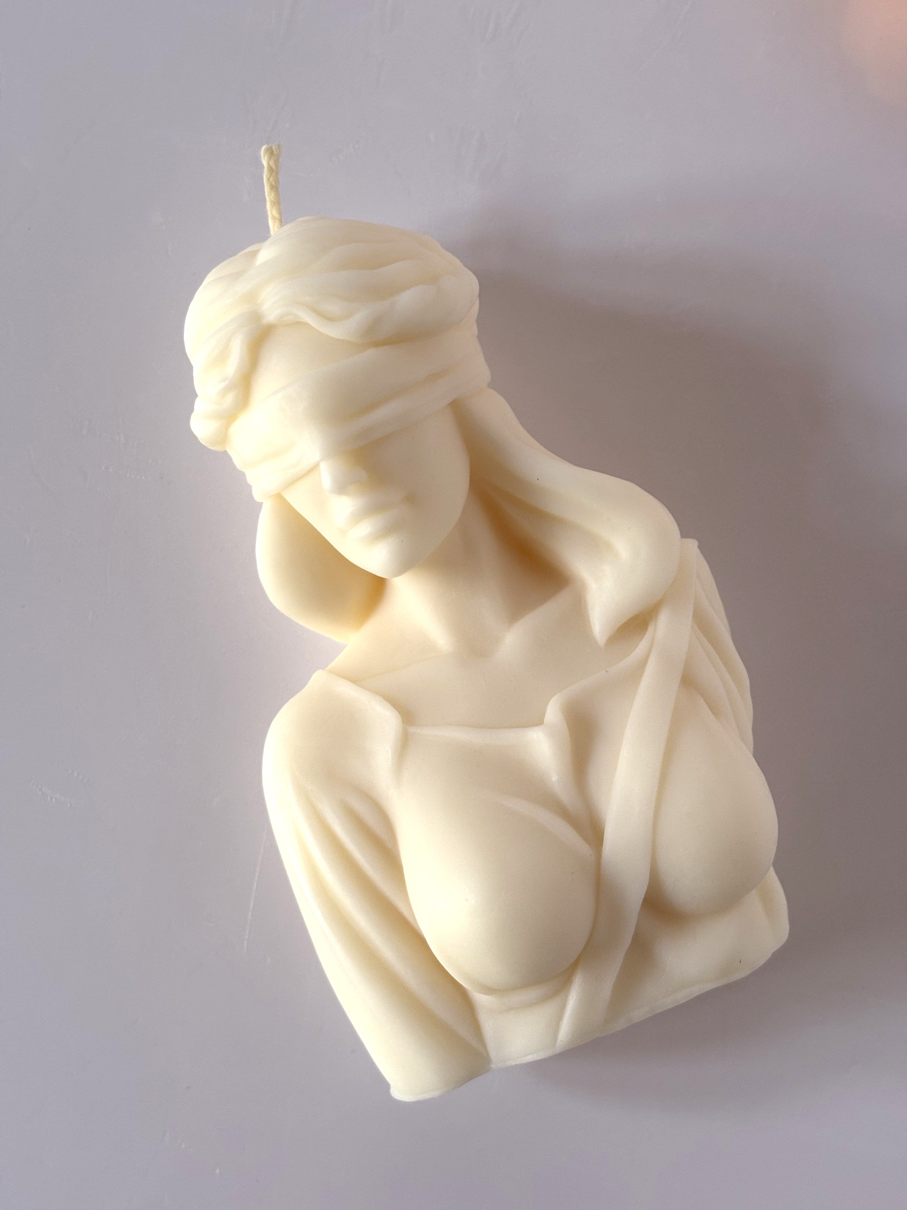 Candela Artigianale Scultorea "Lady Justice" - Profumo Fiori di Ciliegio