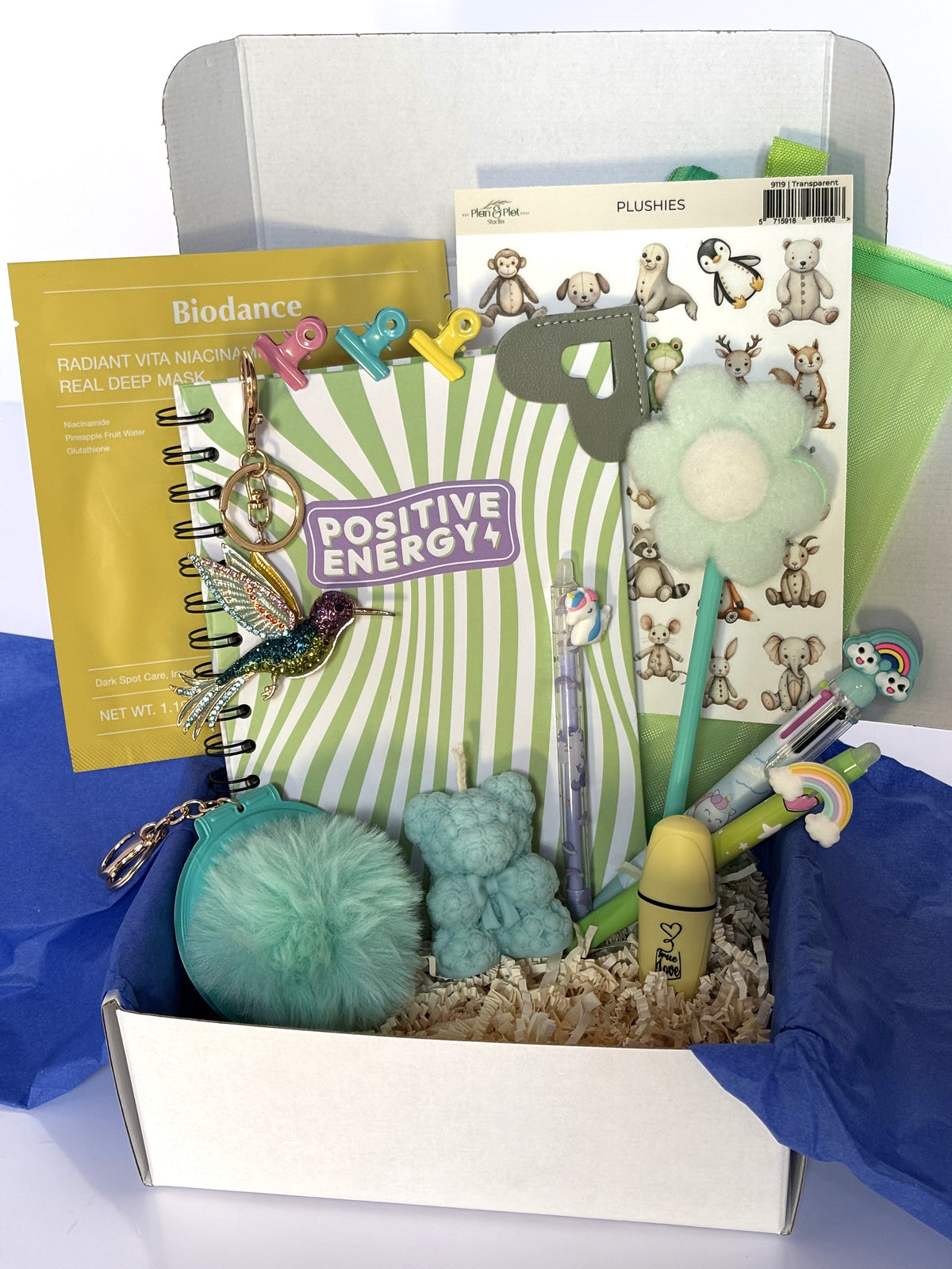 Cofanetto regalo Positive Energy C.Moon da 64.90€ in variante verde menta, con quaderno a righe, candela a orsetto verde, maschera Biodance gialla e portachiavi specchietto menta.