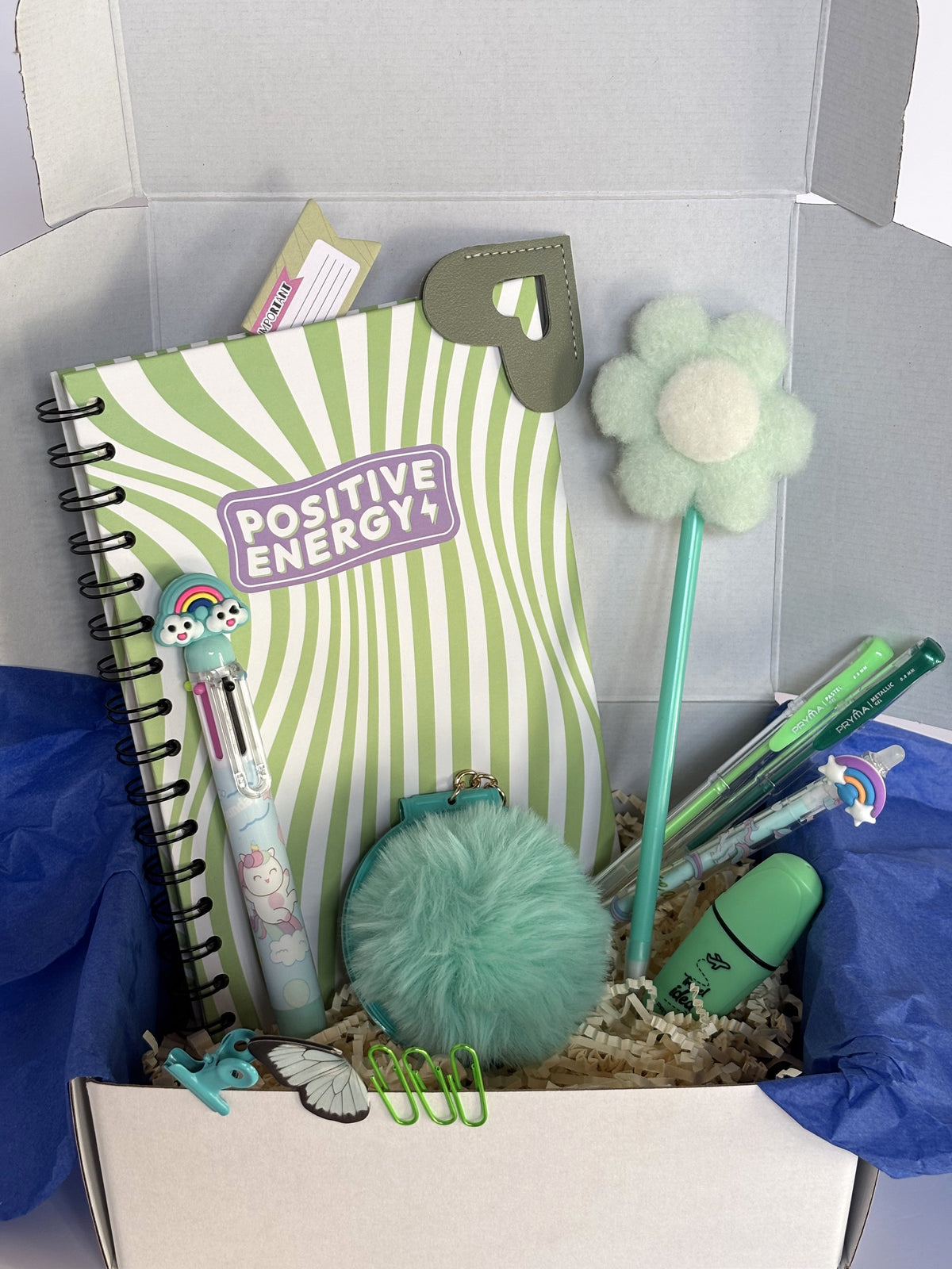Cofanetto regalo Mini Creative C.Moon da 29.90€ variante verde menta con quaderno a onde Positive Energy, portachiavi specchietto menta chiuso, penne gel e clip a farfalla