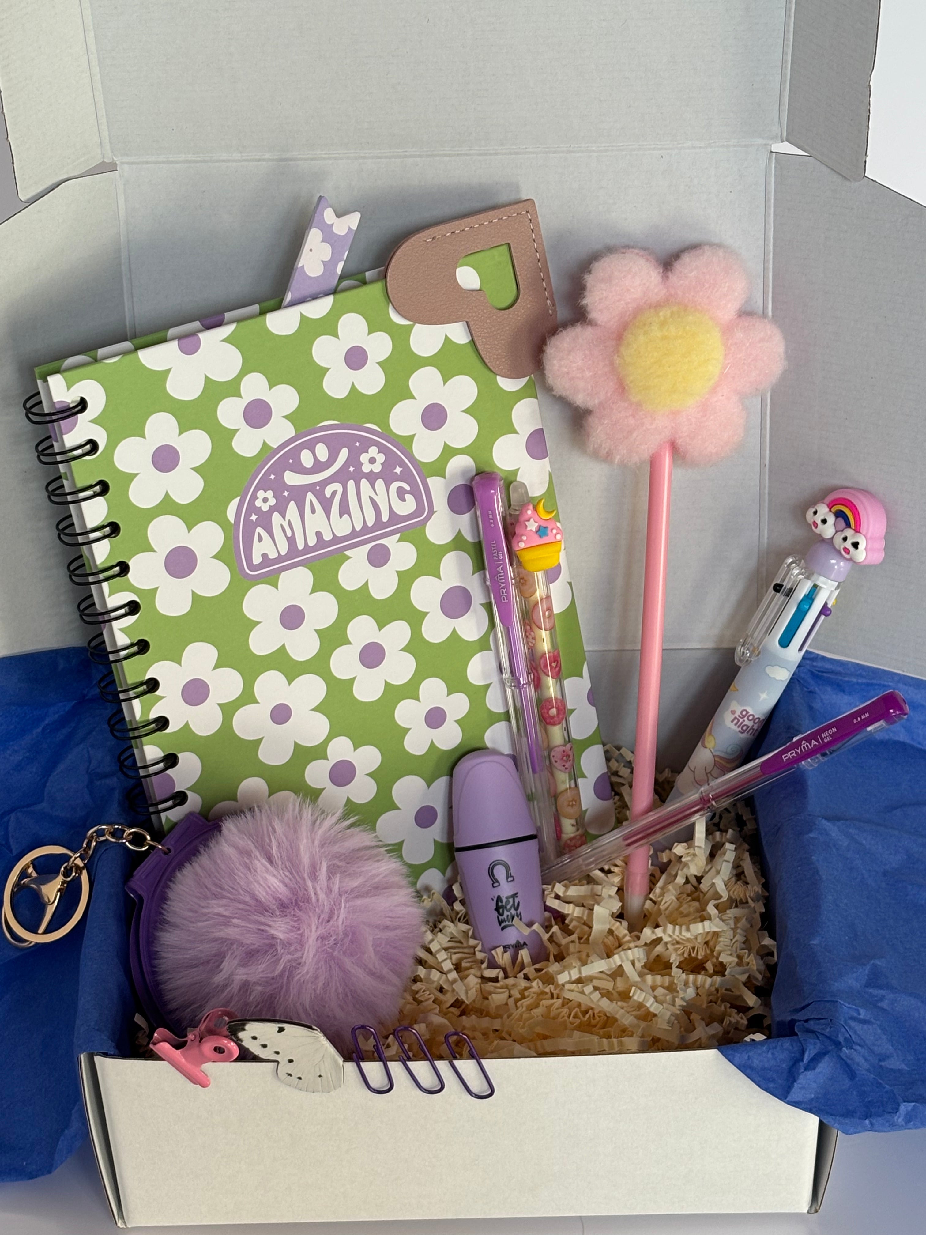 Cofanetto regalo Mini Creative C.Moon da 29.90€ variante verde oliva con quaderno a margherite Amazing, portachiavi specchietto lilla aperto, mini evidenziatore viola e penne kawaii