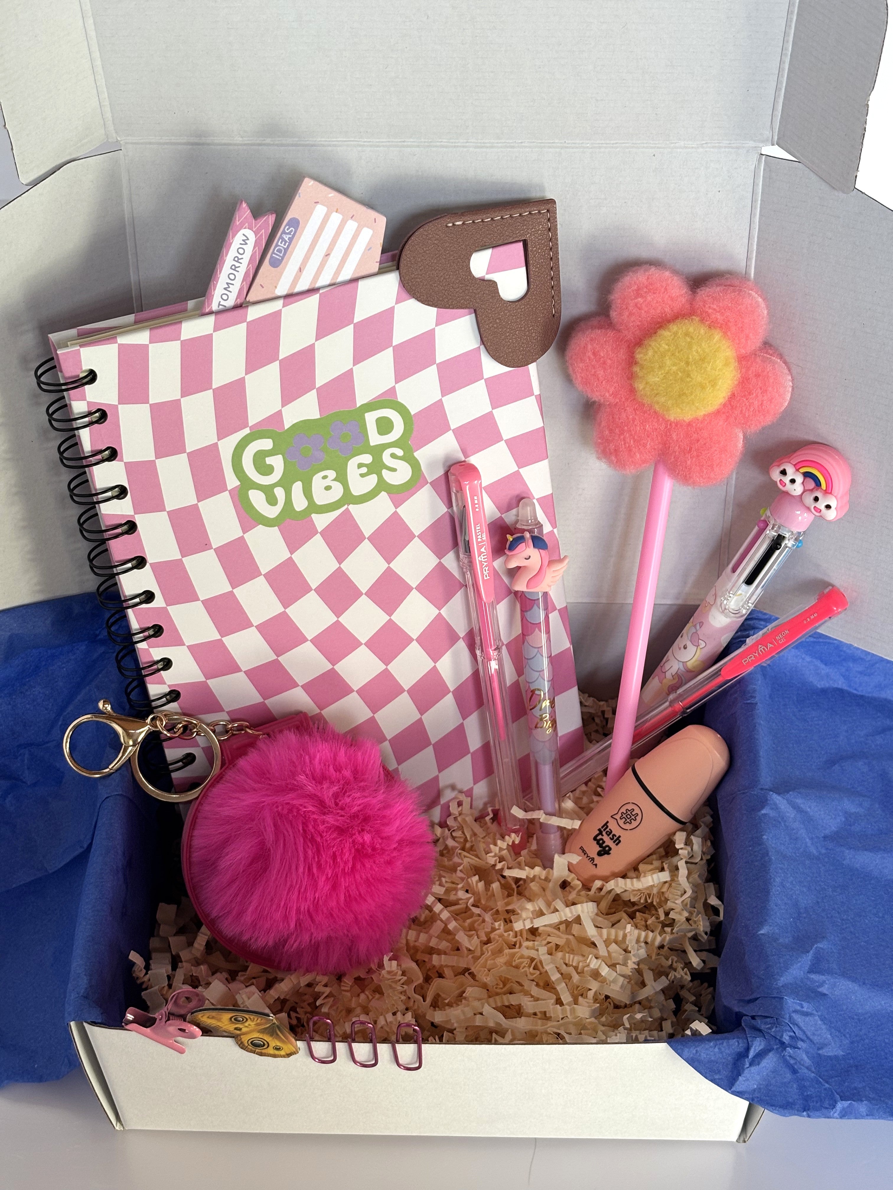 Cofanetto regalo Mini Creative C.Moon da 29.90€ variante rosa con quaderno a scacchi Good Vibes, portachiavi specchietto fucsia, penna con fiore rosa e clip metalliche