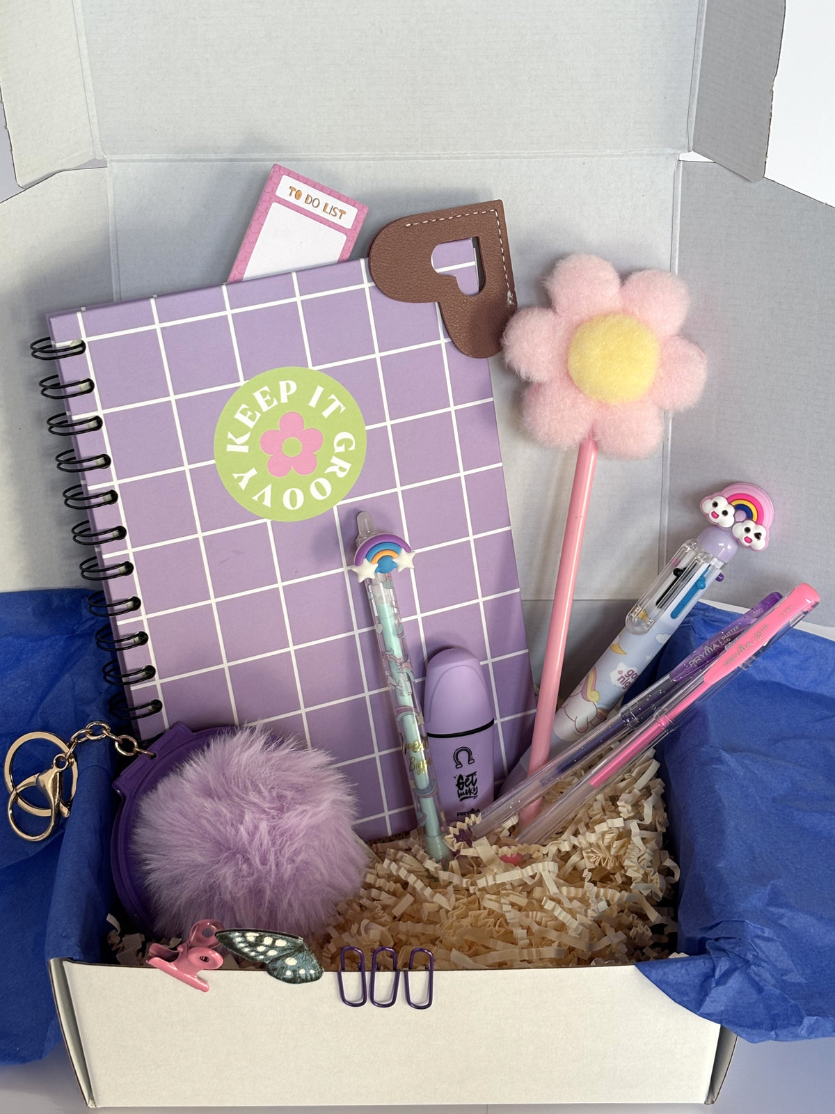 Cofanetto regalo Mini Creative C.Moon da 29.90€ variante lilla con quaderno a scacchi Keep It Groovy, portachiavi specchietto viola aperto, mini evidenziatore e penne.